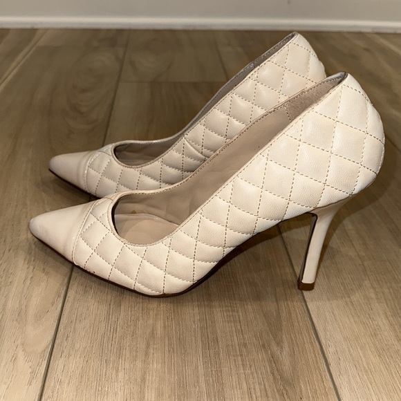 New Women’s Shoe Dazzle Brand Size 11 Quilted Heels Ivory Cream Tan NWOT - Picture 2 of 7